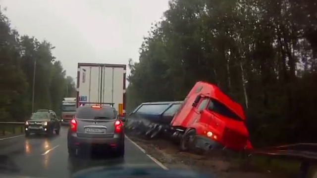 Вдруг за поворотом появился грузовик. Машина появилась из ниоткуда.