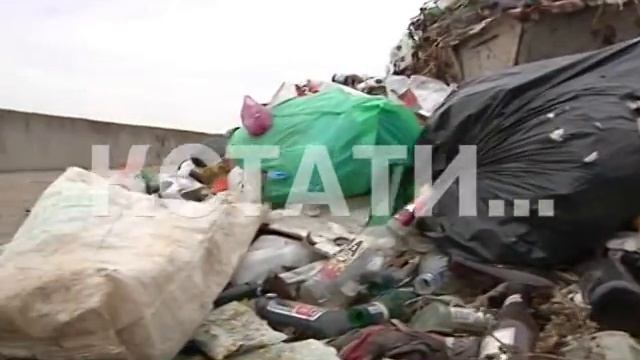 Ленивые коммунальщики прячут мусор на Нижневолжской набережной смотреть онлайн