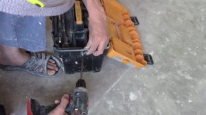 Решение проблемы,падающей крышки ящика под инструменты!