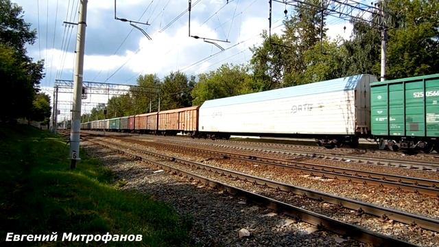 Электровоз ВЛ10-1147 (ТЧЭ-1) следует с грузовым поездом. смотреть онлайн