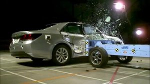 Toyota Crown 210 Crash Test