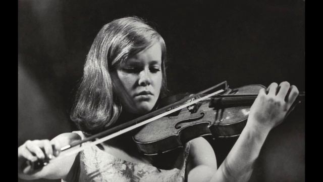 Emmy Verhey plays Paganini Violin Concerto No. 4 смотреть онлайн