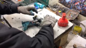 Ремонт шуруповёрта Makita диагностика редуктора щеток