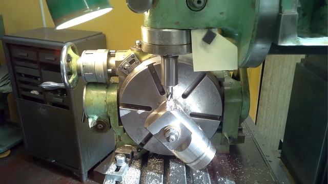 Нестандартное фрезерование скругления радиальным фрезерованием на поворотном столе смотреть онлайн