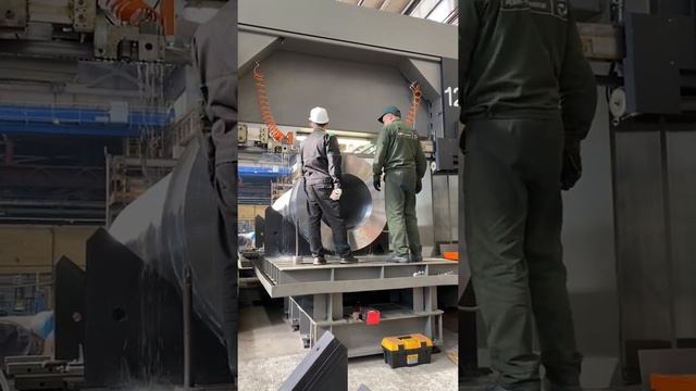Огромная металлическая заготовка легко поддается пилению на портальном станке
