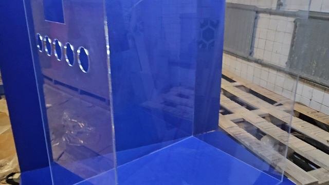 Короб из оргстекла для выставки. Торговое и выставочное оборудование из прозрачного оргстекла.