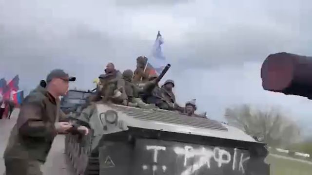 Жители Донецка с цветами встречают бойцов батальона "Сомали"