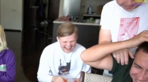 ДЕД ДАЛ ВНУЧКЕ В РОТ СВОЮ КРАБОВУЮ ПАЛОЧКУ / Новая Девушка Строго