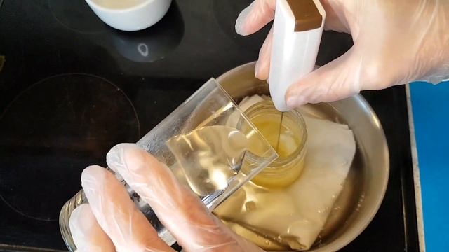 Крем для лица из пчелиного воска, масла и воды.
