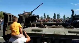 В Курске на параде перевернулся танк
