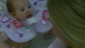 КАК КУПАТЬ МАЛЫША С НАДУВНЫМ КРУГОМ ?! Купание ребёнка с надувным кругом в ванной