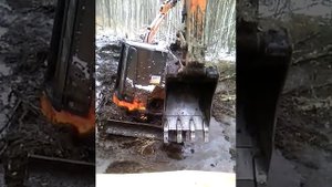Вытаскивание утонувшего мини-экскаватора Hitachi ZX50