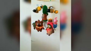 Мобиль для детской кроватки, с вязанными спицами персонажами из "Винни Пуха"