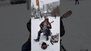 Уличный гитарист в парке Сокольники