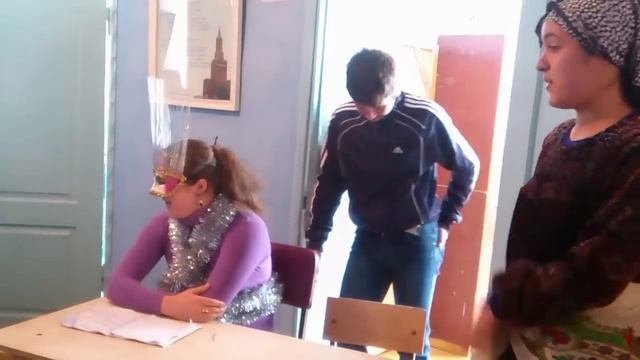 Старшеклассники пародируют в с.Карекадани