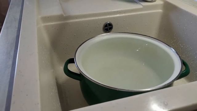 ?Свекровь научила. Как отбелить эмаль в кастрюле, простым способом. Горячий Ключ. смотреть онлайн