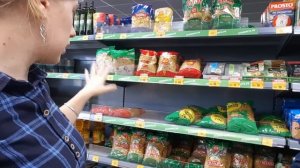 Показываю маме русский магазинчик - Австралийцы в России