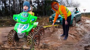 Малыш на КВАДРИКЕ спасает застрявшего папу на машине в ГРЯЗИ