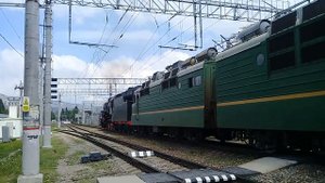 Паровоз Л-5259 и электровоз ВЛ80Т-970 на перегоне Кисловодск - Ессентуки 15 мая 2018 г