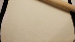 Слоеный пирог с творогом и вишней