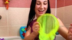 Даша играет с мамой