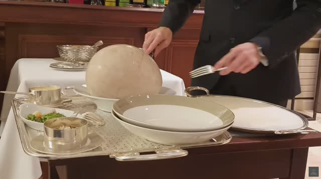 Подача к столу знаменитого цыпленка по-брессски, приготовленного в пузырчатом соусе "а-ля Мер Филлиу
