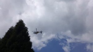 Вертолет приземляется на крышу больницы