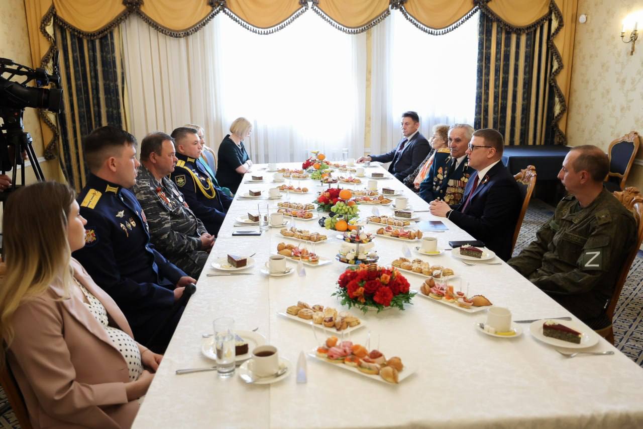 Губернатор Челябинской области Алексей Текслер встретился с военнослужащими разных поколений