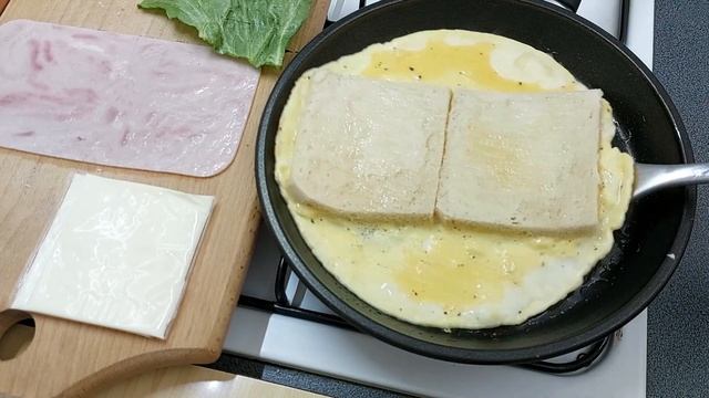Быстрый завтрак. Тост на сковороде с яйцом и сыром смотреть онлайн