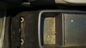 1.2 Снимаем пластик между передними сидениями