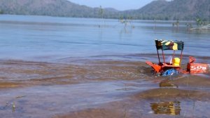 Грузовики с камнями преодолевают водные препятствия
