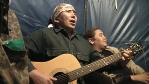 Тадыкин Элес с гитарой на Тун Пайрам 2013