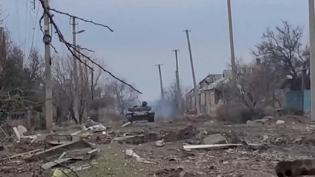 Прилёт по Польскому танку на окраинах Бахмута.mp4 смотреть онлайн