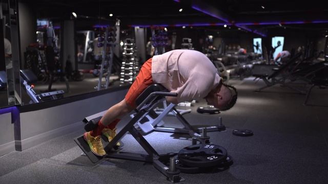 Hyperextension in the simulator / Гиперекстензия наклонная в тренажере смотреть онлайн