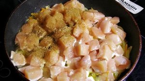 Куриная грудка жареная с консервированными грибами в сметане
