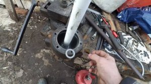 Втулим шаровую опору УАЗ, центруем относительно корпуса