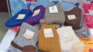 Мастерицы Радужного вяжут тёплые носки для солдат