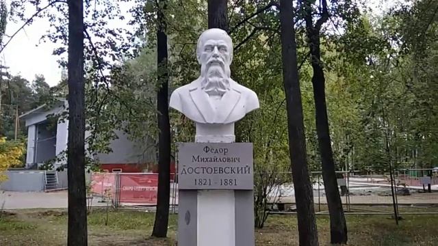 Литературный уголок в парке Маяковского ?