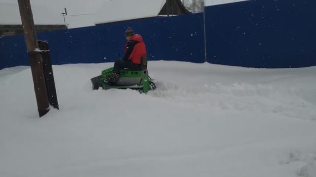 Гусеничный минитрактор ,чистим снег. смотреть онлайн