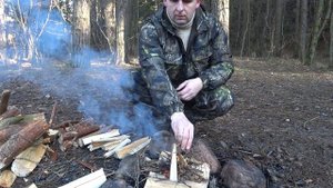 Поход выходного дня в зимний лес. Обед в лесу. Еда на костре.