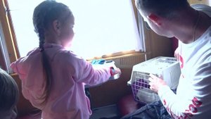 СБЕЖАЛА из ДОМА на поезде. Новое видео Лера Бу