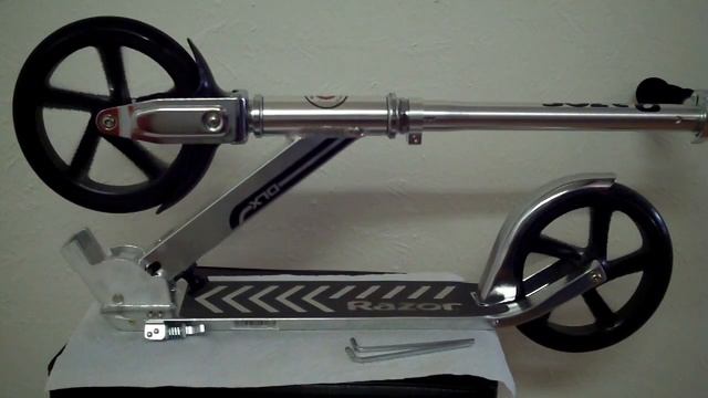 Razor A5 DLX Scooter: Changing Bearings смотреть онлайн