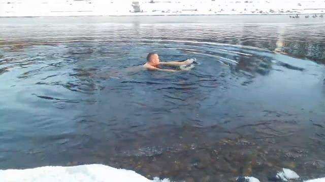 Химкинское водохранилище, обводной канал. Зима, февраль, купание. смотреть онлайн