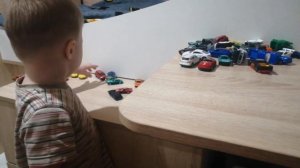 Коля играет в машинки