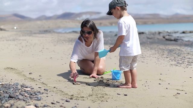 Клип на песню "Мама". Автор слов и музыки - Юлия Чернавская. Исполняет - Юлия Чернавская. смотреть онлайн