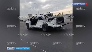 Под Уфой на трассе М-5 водитель самосвала снес дорожную балку