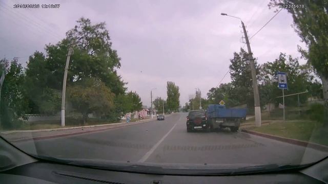 Керчане прислали видео, в котором кроссовер таранит ГАЗон смотреть онлайн