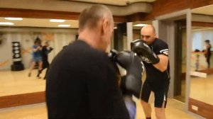 Бокс. Двойка. Левый прямой в голову, правый прямой с уклоном в голову. Школа бокса А. Заикина.