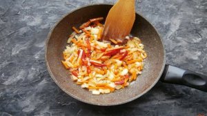 Каша из красной чечевицы на сковороде