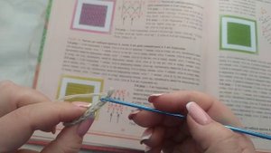 Вязание для начинающих/как вязать крючком узор "галочки".